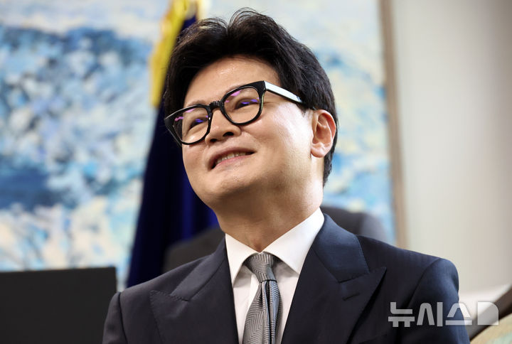 [서울=뉴시스] 최진석 기자 = 한동훈 무소속 의원의 자택 앞에 흉기를 두고 간 40대 남성이 파기환송심에서 실형을 선고받았다. 사진은 한 의원이 지난 11일 서울 여의도 대한민국헌정회로 정대철 대한민국헌정회장을 비롯한 회원들을 예방해 회원들의 발언을 경청하는 모습. 2026.06.18. myjs@newsis.com