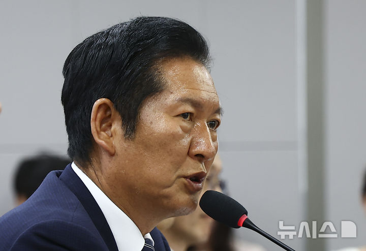 [서울=뉴시스] 김근수 기자 = 정청래 더불어민주당 대표가 11일 오후 서울 여의도 국회 의원회관에서 열린 이재명 정부 출범 1주년 기념 토론회에서 축사를 하고 있다. 2026.06.11. ks@newsis.com