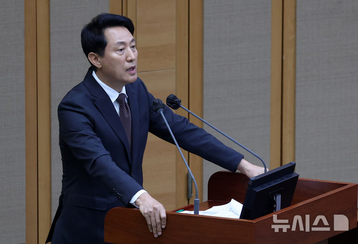 [서울=뉴시스] 조성우 기자 = 오세훈 서울시장이 11일 서울 중구 서울시의회에서 열린 제336회 정례회 제1차 본회의 서울시정 및 교육행정에 관한 질문에서 박유진 더불어민주당 의원 질문에 답변하고 있다. 2026.06.11. xconfind@newsis.com