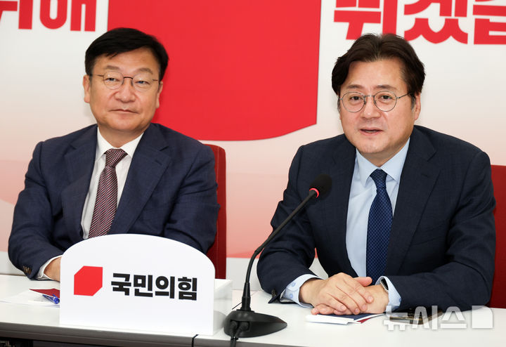 [서울=뉴시스] 최진석 기자 = 홍익표(오른쪽) 대통령비서실 정무수석이 11일 오후 여의도 국회에서 정점식 국민의힘 신임 원내대표를 예방하며 발언하고 있다. 2026.06.11. myjs@newsis.com