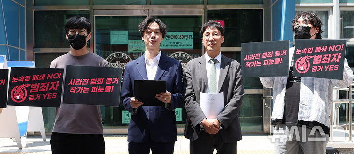 [서울=뉴시스] 김선웅 기자 = 한국디지털콘텐츠창작자협회(협회장 김동훈)가 11일 서울 종로구 서울경찰청 앞에서 기자회견을 열고 불법 웹툰 유통망 '뉴토끼' 수사 재개를 촉구하고 있다. 한국디지털콘텐츠창작자협회는 일본으로 귀화한 불법 만화사이트 '마나모아' 운영자 추정 인물이 오는 12일 국내 송환되는 것으로 파악하고 이날 기자회견에서 뉴토끼와 마나모아의 연관성, 뉴토끼 수사 재개 및 확대 촉구, 불법 웹툰 유통망 수익 구조 파악 및 공범 수사 등을 촉구했다. 2026.06.11. mangusta@newsis.com