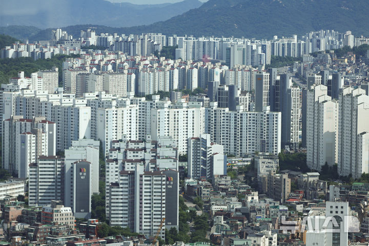[서울=뉴시스] 황준선 기자 = 11일 한국부동산원이 발표한 6월 둘째주(8일 기준) 주간 아파트가격 동향에 따르면 서울 아파트 매매가격은 0.27% 상승, 전셋값은 0.32% 상승해 지난 2015년 10월 4주차(0.33%) 이후 10년 8개월만에 최고치를 기록했다. 사진은 이날 오후 서울 동작구 일대 아파트 밀집지역 모습. 2026.06.11. hwang@newsis.com