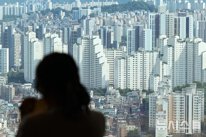 [서울=뉴시스] 황준선 기자 = 11일 한국부동산원이 발표한 6월 둘째주(8일 기준) 주간 아파트가격 동향에 따르면 서울 아파트 매매가격은 0.27% 상승, 전셋값은 0.32% 상승해 지난 2015년 10월 4주차(0.33%) 이후 10년 8개월만에 최고치를 기록했다. 사진은 이날 오후 서울 동작구 일대 아파트 밀집지역 모습. 2026.06.11. hwang@newsis.com