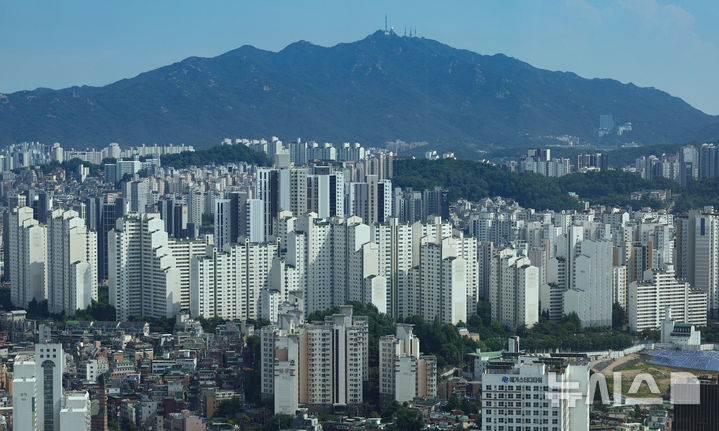 [서울=뉴시스] 황준선 기자 = 11일 한국부동산원이 발표한 6월 둘째주(8일 기준) 주간 아파트가격 동향에 따르면 서울 아파트 매매가격은 0.27% 상승, 전셋값은 0.32% 상승해 지난 2015년 10월 4주차(0.33%) 이후 10년 8개월만에 최고치를 기록했다. 사진은 이날 오후 서울 동작구 일대 아파트 밀집지역 모습. 2026.06.11. hwang@newsis.com