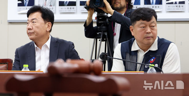 [세종=뉴시스] 강종민 기자 = 최저임금위원회 류기정 사용자 위원과 류기섭 근로자 위원이 지난 11일 세종시 정부세종청사에서 열린 5차 전원회의에서 서로 다른 곳을 보고 있다. 2026.06.11. ppkjm@newsis.com