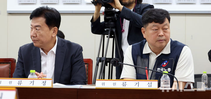 [세종=뉴시스] 강종민 기자 = 최저임금위원회 류기정 사용자 위원과 류기섭 근로자 위원이 11일 세종시 정부세종청사에서 열린 5차 전원회의에서 서로 다른 곳을 보고 있다. 2026.06.11. ppkjm@newsis.com
