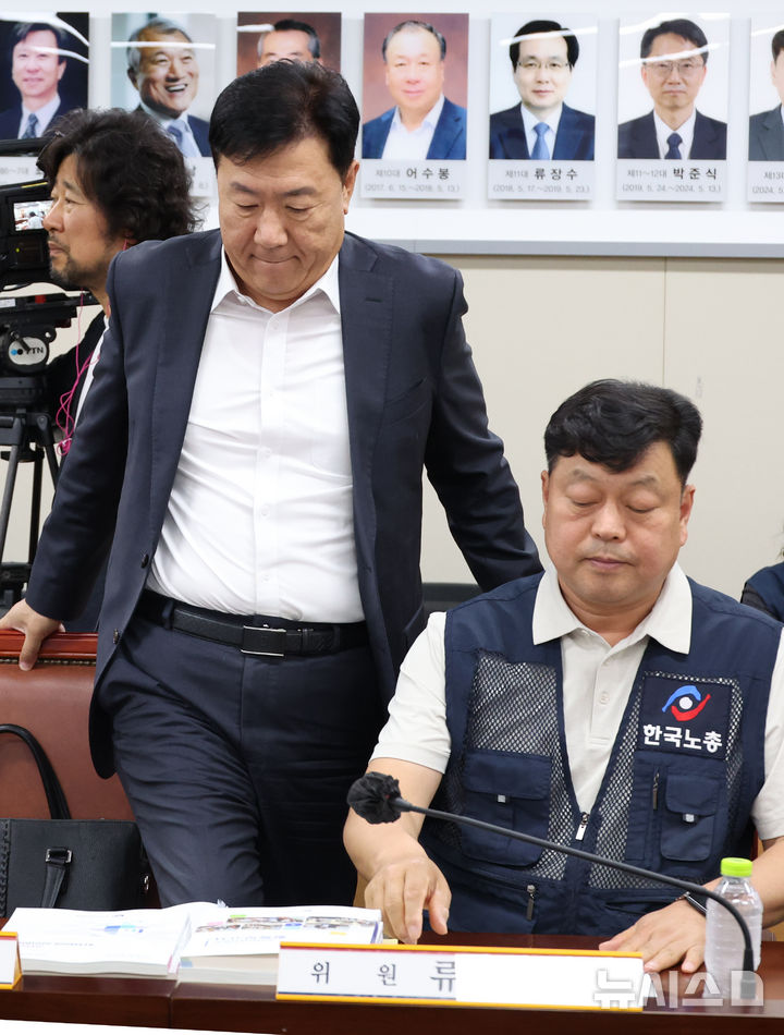 [세종=뉴시스] 강종민 기자 = 11일 세종시 정부세종청사에서 열린 최저임금위원회 5차 전원회의에서 류기정 사용자 위원이 착석하고 있다. 오른쪽은 류기섭 근로자 위원. 2026.06.11. ppkjm@newsis.com