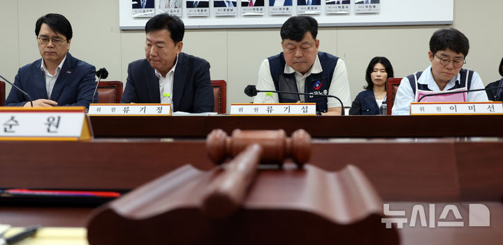 [세종=뉴시스] 강종민 기자 = 지난 11일 세종시 정부세종청사에서 열린 최저임금위원회 5차 전원회의에서 류기정 사용자 위원과 류기섭 근로자 위원 등이 나란히 앉아 있다. 2026.06.11. ppkjm@newsis.com