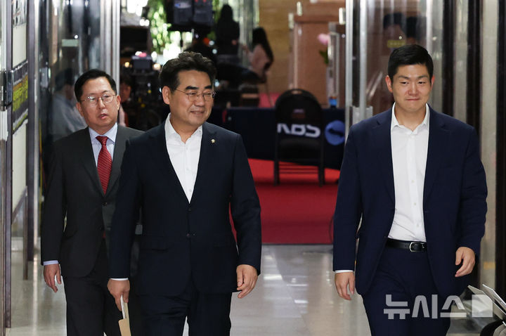 [서울=뉴시스] 김근수 기자 = 국민의힘 개혁성향 모임 ‘대안과 미래’ 소속 이성권(가운데) 의원과 의원들이 11일 오후 서울 여의도 국회에서 정점식 국민의힘 원내대표와 면담하기 위해 원내대표실로 들어가고 있다. 2026.06.11. ks@newsis.com