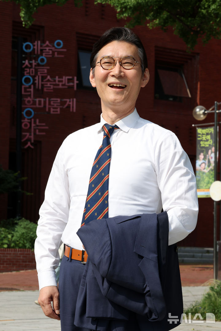 [서울=뉴시스] 박진희 기자 = 이범헌 한국문화예술위원회(아르코(ARKO)) 위원장이 11일 서울 종로구 예술가의집에서 인터뷰 하고 있다. 한국문화예술위원회는 지난 4월 27일 임시 회의에서 이범헌 신한대학교 특임교수를 제9대 위원장으로 선출했다. 임기는 이날부터 3년이다. 2026.06.12. pak7130@newsis.com