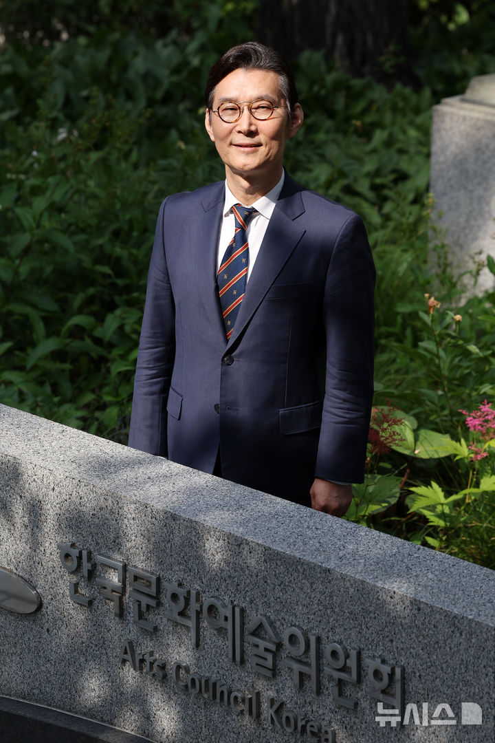 [서울=뉴시스] 박진희 기자 = 이범헌 한국문화예술위원회(아르코(ARKO)) 위원장이 11일 서울 종로구 예술가의집에서 인터뷰 하고 있다. 한국문화예술위원회는 지난 4월 27일 임시 회의에서 이범헌 신한대학교 특임교수를 제9대 위원장으로 선출했다. 임기는 이날부터 3년이다. 2026.06.12. pak7130@newsis.com