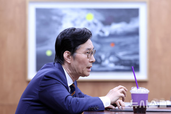 [서울=뉴시스] 박진희 기자 = 이범헌 한국문화예술위원회(아르코(ARKO)) 위원장이 11일 서울 종로구 예술가의집에서 인터뷰 하고 있다. 한국문화예술위원회는 지난 4월 27일 임시 회의에서 이범헌 신한대학교 특임교수를 제9대 위원장으로 선출했다. 임기는 이날부터 3년이다. 2026.06.12. pak7130@newsis.com