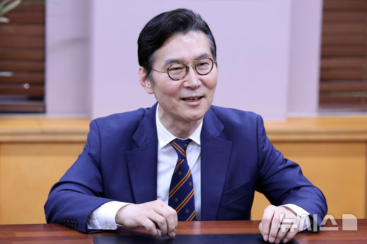 [서울=뉴시스] 박진희 기자 = 이범헌 한국문화예술위원회(아르코(ARKO)) 위원장이 11일 서울 종로구 예술가의집에서 인터뷰 하고 있다. 한국문화예술위원회는 지난 4월 27일 임시 회의에서 이범헌 신한대학교 특임교수를 제9대 위원장으로 선출했다. 임기는 이날부터 3년이다. 2026.06.12. pak7130@newsis.com