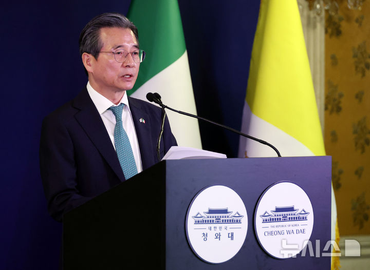 [로마=뉴시스] 최동준 기자 = 김용범 정책실장이 11일(현지 시간) 로마 프레스센터 내 중앙기자실에서 한-EU 경제 협력 관련 브리핑을 하고 있다. 2026.06.11. photocdj@newsis.com