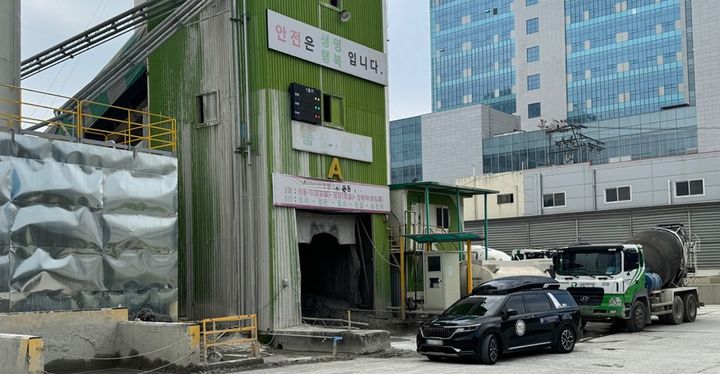 [서울=뉴시스] 11일 경기도 평택에 위치한 한 레미콘 제조 공장에서 전국레미콘운송노동조합(전운련) 노조원들이 레미콘 출하를 저지하고 있다. (사진=독자 제공) photo@newsis.com *재판매 및 DB 금지