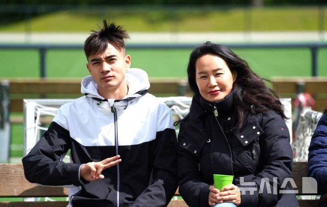 옌스 카스트로프(왼쪽) 선수와 어머니 안수연씨. (사진=나주시 제공) photo@newsis.com *재판매 및 DB 금지