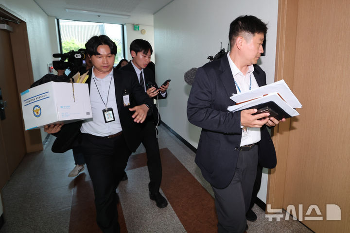 [과천=뉴시스] 박주성 기자 = 6·3 지방선거 투표지 부족사태 사건을 수사 중인 서울경찰청 광역범죄수사대 관계자가 11일 오후 경기도 과천시 중앙선거관리위원회 선거종합상황실에서 선거정실장책실장실로 이동하고 있다. (공동취재) 2026.06.11. photo@newsis.com