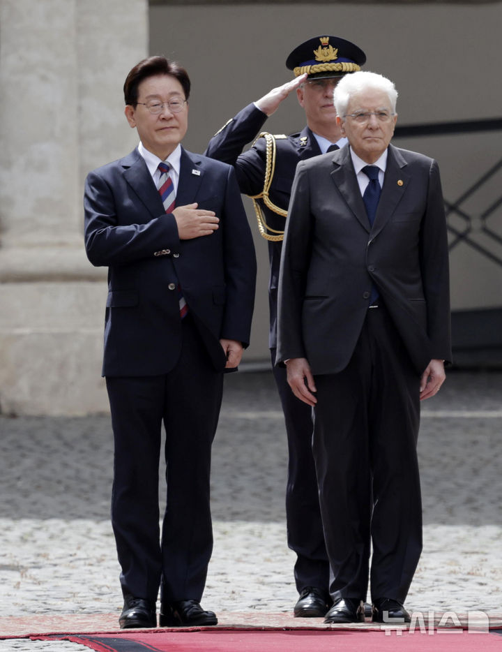 [로마=뉴시스] 최동준 기자 = G7 정상회의 참석 계기 이탈리아를 국빈 방문 중인 이재명 대통령이 11일(현지 시간) 로마 대통령궁에서 열린 공식환영식에서 국민의례를 하고 있다. 2026.06.11. photocdj@newsis.com