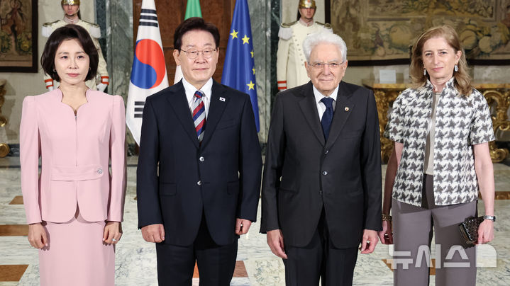 [로마=뉴시스] 최동준 기자 = G7 정상회의 참석 계기 이탈리아를 국빈 방문 중인 이재명 대통령과 김혜경 여사가 11일(현지 시간) 로마 대통령궁에서 열린 공식환영식에서 세르지오 마타렐라 대통령, 마타렐라 대통령의 딸 라우라 마타렐라 영애와 기념촬영을 하고 있다. 2026.06.11. photocdj@newsis.com