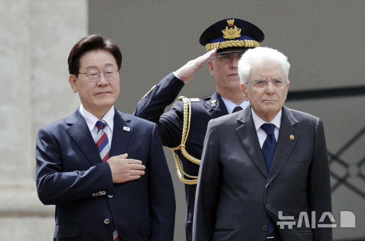 [로마=뉴시스] 최동준 기자 = G7 정상회의 참석 계기 이탈리아를 국빈 방문 중인 이재명 대통령이 11일(현지 시간) 로마 대통령궁에서 열린 공식환영식에서 국민의례를 하고 있다. 2026.06.11. photocdj@newsis.com