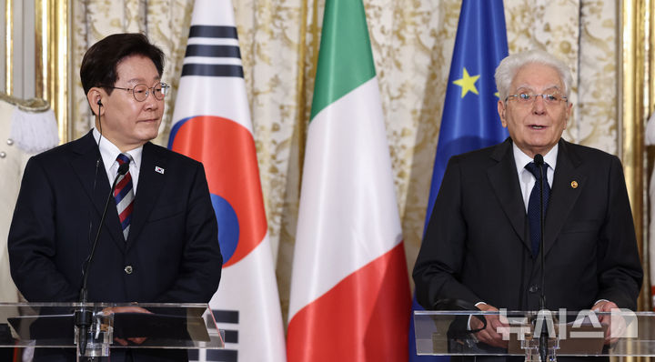[로마=뉴시스] 최동준 기자 = G7 정상회의 참석 계기 이탈리아를 국빈 방문 중인 이재명 대통령이 11일(현지 시간) 로마 대통령궁에서 세르지오 마타렐라 대통령과 공동언론발표를 하고 있다. 2026.06.11. photocdj@newsis.com
