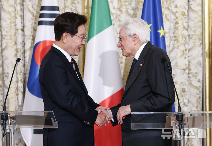 [로마=뉴시스] 최동준 기자 = G7 정상회의 참석 계기 이탈리아를 국빈 방문 중인 이재명 대통령이 11일(현지 시간) 로마 대통령궁에서 세르지오 마타렐라 대통령과 공동언론발표를 마친 뒤 악수하고 있다. 2026.06.11. photocdj@newsis.com