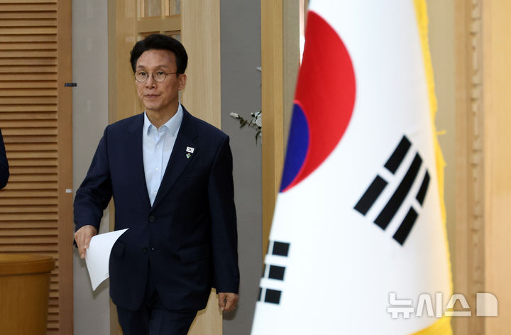 [세종=뉴시스] 강종민 기자 = 김민석 국무총리가 11일 세종시 정부세종청사에서 열린 국민참정권 침해 관련 관계장관회의에 참석하고 있다. 2026.06.11. ppkjm@newsis.com