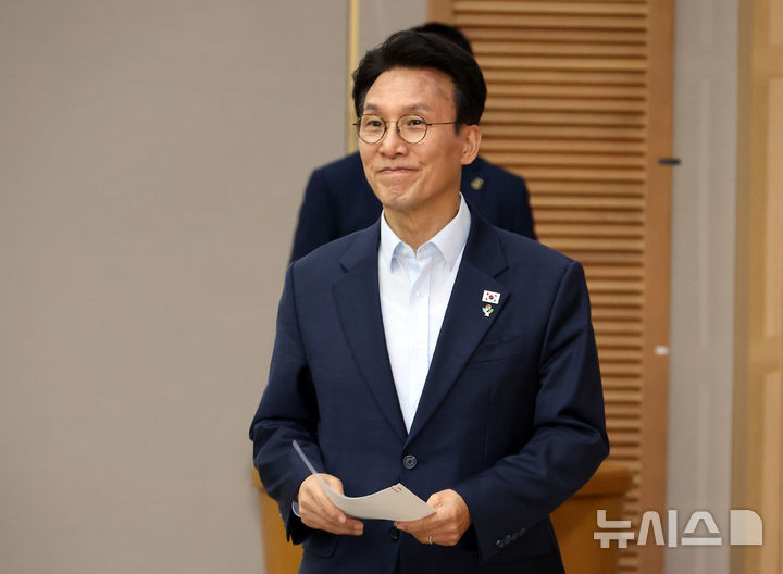 [세종=뉴시스] 강종민 기자 = 김민석 국무총리가 11일 세종시 정부세종청사에서 열린 국민참정권 침해 관련 관계장관회의에 참석하고 있다. 2026.06.11. ppkjm@newsis.com