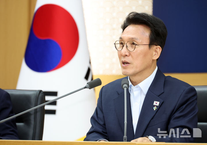 [세종=뉴시스] 강종민 기자 = 김민석 국무총리가 11일 세종시 정부세종청사에서 열린 국민참정권 침해 관련 관계장관회의를 주재하고 있다. 2026.06.11. ppkjm@newsis.com