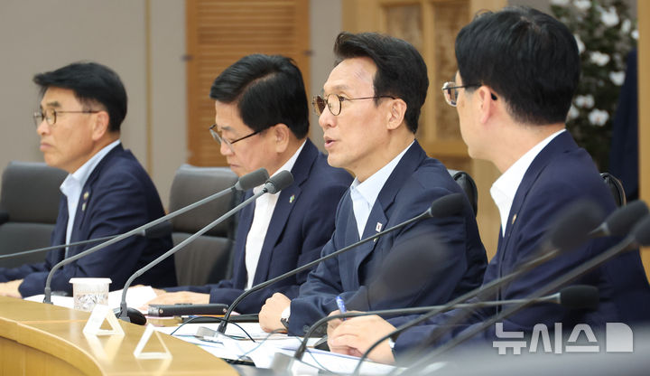 [세종=뉴시스] 강종민 기자 = 김민석 국무총리가 11일 세종시 정부세종청사에서 열린 국민참정권 침해 관련 관계장관회의를 주재하고 있다. 2026.06.11. ppkjm@newsis.com