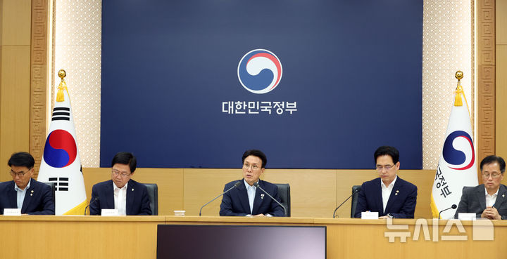 [세종=뉴시스] 강종민 기자 = 김민석 국무총리가 11일 세종시 정부세종청사에서 열린 국민참정권 침해 관련 관계장관회의를 주재하고 있다. 2026.06.11. ppkjm@newsis.com