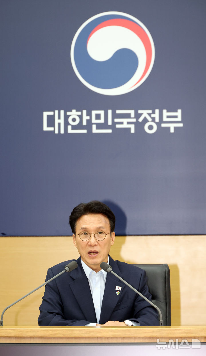 [세종=뉴시스] 강종민 기자 = 김민석 국무총리가 11일 세종시 정부세종청사에서 열린 국민참정권 침해 관련 관계장관회의를 주재하고 있다. 2026.06.11. ppkjm@newsis.com