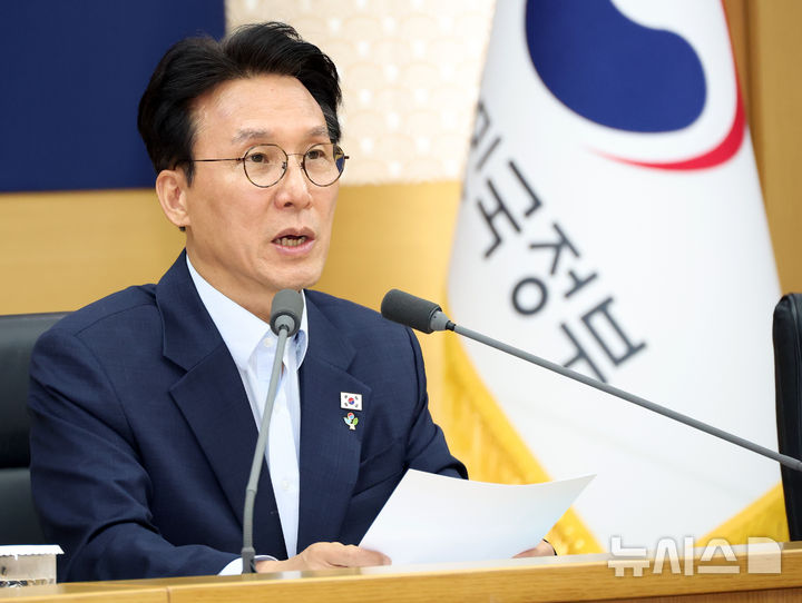 [세종=뉴시스] 강종민 기자 = 김민석 국무총리가 11일 세종시 정부세종청사에서 열린 국민참정권 침해 관련 관계장관회의를 주재하고 있다. 2026.06.11. ppkjm@newsis.com