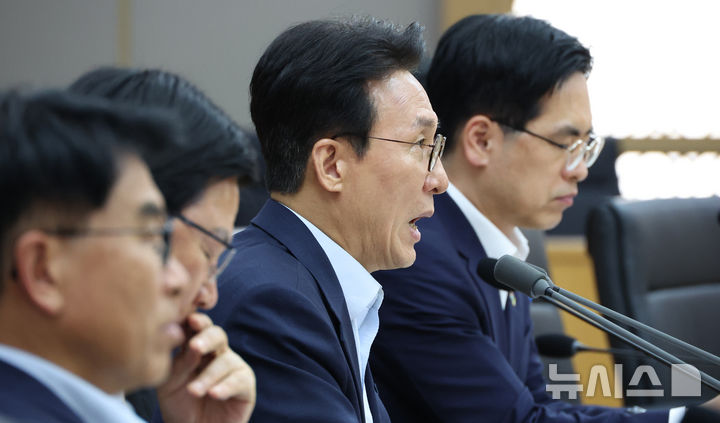 [세종=뉴시스] 강종민 기자 = 김민석 국무총리가 11일 세종시 정부세종청사에서 열린 국민참정권 침해 관련 관계장관회의를 주재하고 있다. 2026.06.11. ppkjm@newsis.com
