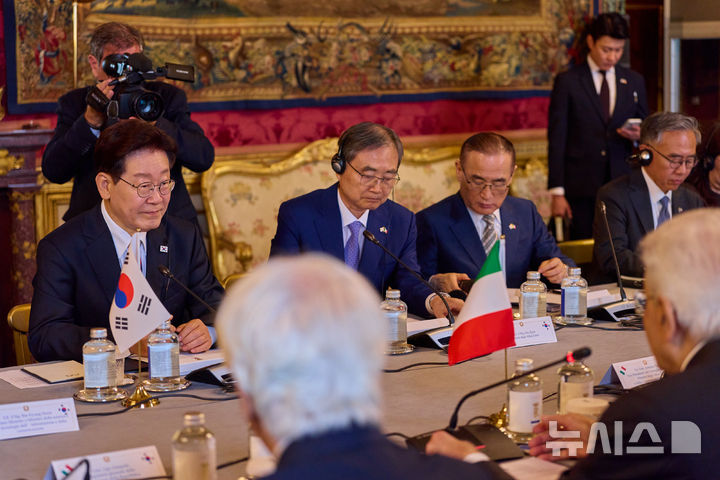 [로마=뉴시스] 최동준 기자 = G7 정상회의 참석 계기 이탈리아를 국빈 방문 중인 이재명 대통령이 11일(현지 시간) 로마 대통령궁에서 세르지오 마타렐라 대통령과 정상회담을 하고 있다. (공동취재) 2026.06.11. photocdj@newsis.com