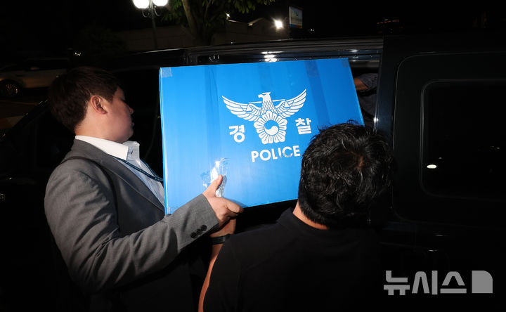 [과천=뉴시스] 박주성 기자 = 6·3 지방선거에서 발생한 투표용지 부족 사태를 수사 중인 합동수사본부(본부장 김태훈 서울중앙지검 3차장)가 3일 송파구선거관리위원회 선거담당관 등 관계자 6명을 추가로 불러 조사한다. 사진은 서울경찰청 광역범죄수사대 관계자가 지난달 11일 경기 과천시 중앙선거관리위원회 압수수색을 마친 뒤 압수품을 차량에 싣는 모습. (공동취재) 2026.07.03. photo@newsis.com