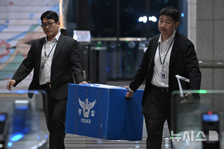 [과천=뉴시스] 박주성 기자 = 6·3 지방선거 과정에서 불거진 '투표 용지 부족 사태'를 들여다보는 합동수사본부(본부장 김태훈 서울중앙지검 3차장)가 중앙선거관리위원회 서버에 대해 연이틀 강제수사 중이다. 사진은 11일 중앙선관위에 대해 압수수색에 나선 모습. (공동취재) 2026.06.12. photo@newsis.com