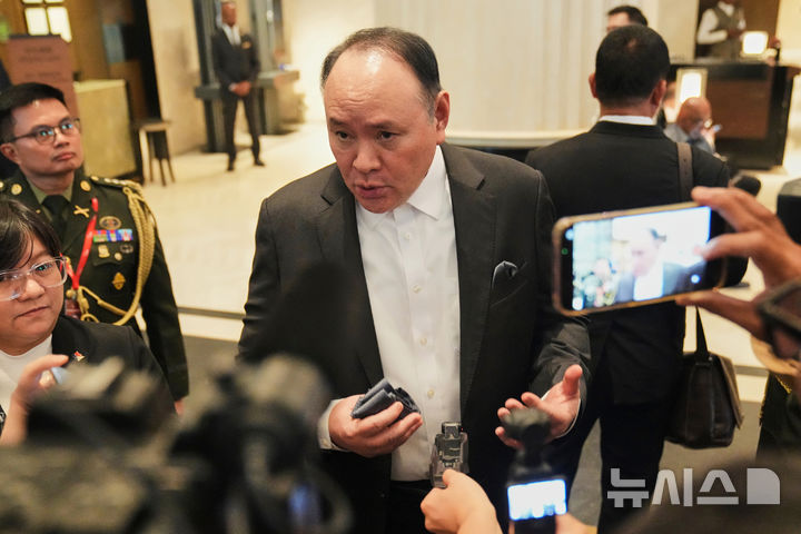 [싱가포르=AP/뉴시스] 중국과 필리핀 간 남중국해 영유권 분쟁이 격화되는 가운데 중국 정부가 길베르토 테오도로 필리핀 국방부 장관과 그의 가족에 대해 입국 금지 및 거래 제한 조치를 발표했다. 사진은 테오도로 장관이 지난 5월29일 싱가포르에서 열린 아시아 안보회의(샹그릴라 대화)에서 취재진의 질문에 답변하는 모습. 2026.06.12 