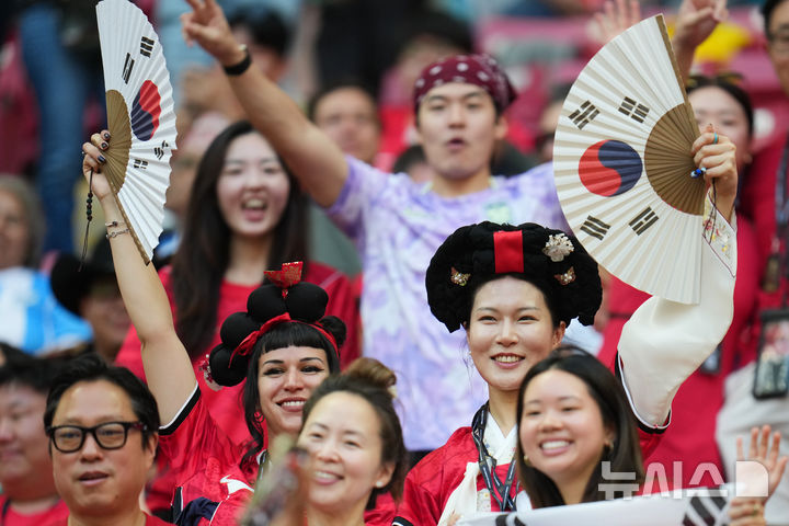 [사포판=AP/뉴시스] 11일(현지 시간) 멕시코 과달라하라 인근 사포판의 에스타디오 아크론(과달라하라 스타디움)에서 한국 축구 팬들이 2026 국제축구연맹(FIFA) 북중미 월드컵 조별리그 A조 1차전 대한민국과 체코의 경기 시작을 기다리며 응원하고 있다. 2026.06.12.