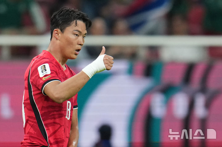 [사포판=AP/뉴시스] 오현규가 11일(현지 시간) 멕시코 사포판의 과달라하라 스타디움에서 열린 2026 국제축구연맹(FIFA) 북중미 월드컵 조별리그 A조 1차전 체코와 경기 후반 35분 역전 골을 넣고 '엄지척'을 하고 있다. 2026.06.12.
