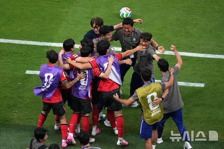 [사포판=AP/뉴시스] 홍명보(위 왼쪽)감독이 11일(현지 시간) 멕시코 사포판의 과달라하라 스타디움에서 열린 2026 국제축구연맹(FIFA) 북중미 월드컵 조별리그 A조 1차전에서 체코를 2-1로 꺾은 후 선수·코치진과 기쁨을 나누고 있다. 2026.06.12.