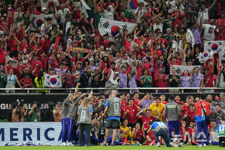 [사포판=AP/뉴시스] 대한민국 축구 국가대표팀이 11일(현지 시간) 멕시코 사포판의 과달라하라 스타디움에서 열린 2026 국제축구연맹(FIFA) 북중미 월드컵 조별리그 A조 1차전에서 체코를 2-1로 꺾은 후 팬들과 함께 기념 촬영하고 있다. 2026.06.12.
