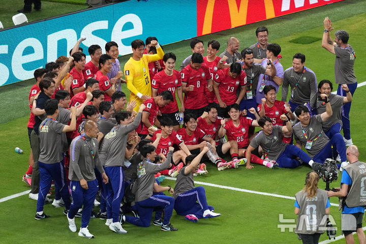 [사포판=AP/뉴시스] 대한민국 축구 국가대표팀이 11일(현지 시간) 멕시코 사포판의 과달라하라 스타디움에서 열린 2026 국제축구연맹(FIFA) 북중미 월드컵 조별리그 A조 1차전에서 체코를 2-1로 꺾은 후 기념 촬영하고 있다. 2026.06.12.