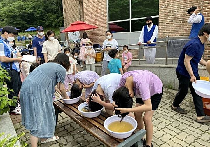 [원주=뉴시스] 회촌 단오서낭제 '창포 머리감기' (사진=원주시 제공) 2026.06.12. photo@newsis.com *재판매 및 DB 금지