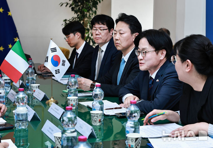 [세종=뉴시스]김정관 산업통상부 장관이 지난 11일 로마에서 아돌포 우르소 이탈리아 기업·메이드인이탈리아부 장관과 면담을 갖고, 양국 공동의 핵심 현안에 대해 폭넓게 의견을 교환했다.(사진=산업부 제공)