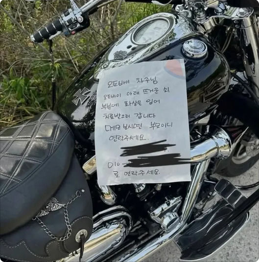 [서울=뉴시스] 주차된 오토바이에 아이가 화상을 입자 부모가 차주에게 연락을 요구한 사연이 알려져 논란이 일고 있다. (사진=X 캡처) *재판매 및 DB 금지