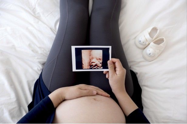 [서울=뉴시스] 51세 어머니의 임신 소식에 현실적인 육아 부담 문제를 우려하는 딸의 사연이 온라인을 뜨겁게 달구고 있다. (사진 출처=유토이미지)