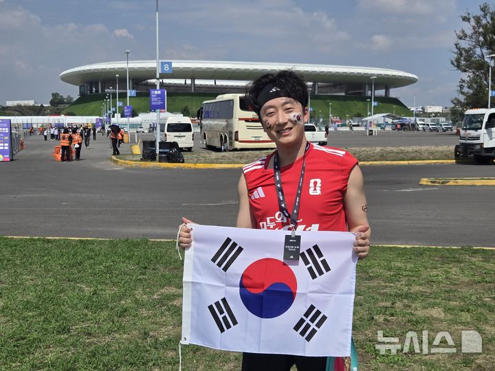 [사포판(멕시코)=뉴시스] 하근수 기자= 2026 국제축구연맹(FIFA) 북중미 월드컵 조별리그 A조 1차전 한국 대 체코 경기를 보기 위해 과달라하라 스타디움을 찾은 김원곤 씨. 2026.06.12. hatriker22@newsis.com