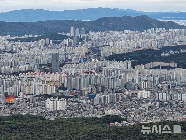 [서울=뉴시스] 도봉산에서 바라본 창동 일대 전경.