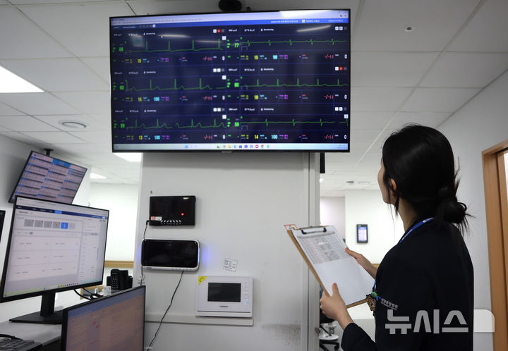 [서울=뉴시스] 센텀종합병원 의료진이 스마트 병상 모니터링 시스템 ‘씽크(thynC)’를 활용해 입원 환자 상태를 실시간으로 확인하고 있다. (사진=대웅제약 제공) 2026.06.12. photo@newsis.com